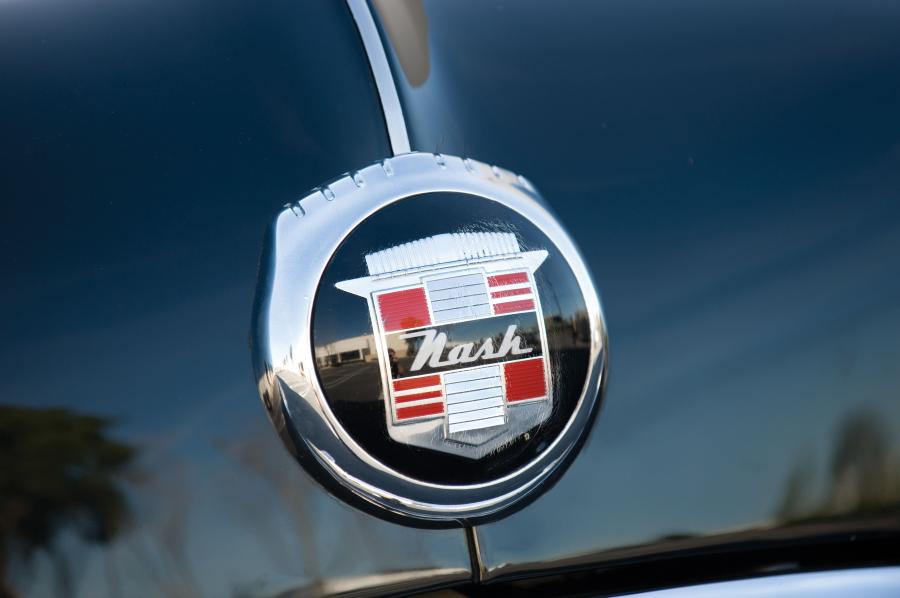 Логотип Nash Ambassador Custom 4-Door Sedan (5078) 1950 года  (фото 4 из 7)